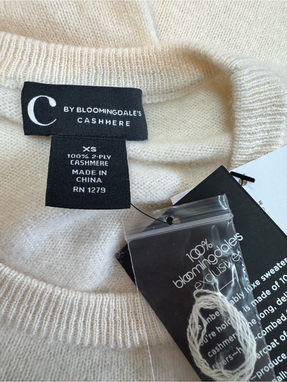 New w/tags Bloomingdale's White Long-Sleeve Crewneck cashmere sweater